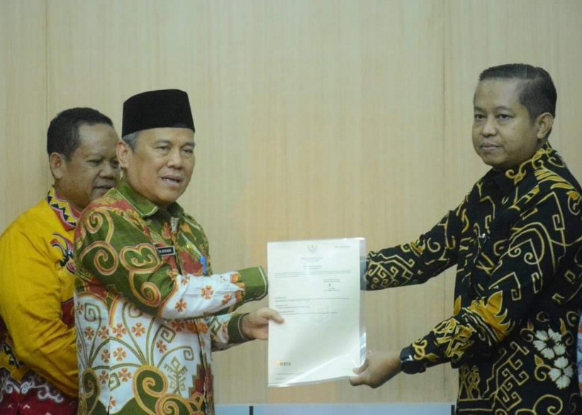 Kepala Badan Pertanahan Negara (BPN) Adi Irawan, S. S.T. M.H. menyerahkan  Sertifikat tanah Pemerintah Daerah Kabupaten Lampung Tengah