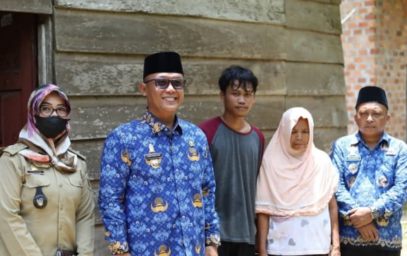 Ardito Wijaya] Respon cepat meninjau rumah Sofian Hadi menjadi keprihatinan publik bertempat kampung kalidadi kecamatan kalirejo