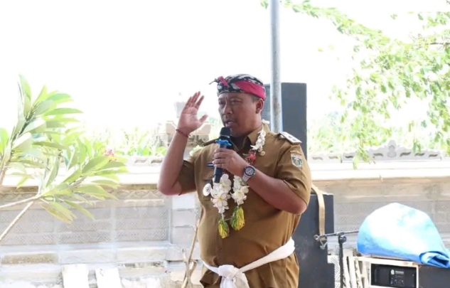 I Komang Koheri: Menghadiri upacara Melasti bertempat di pura Trimurjo