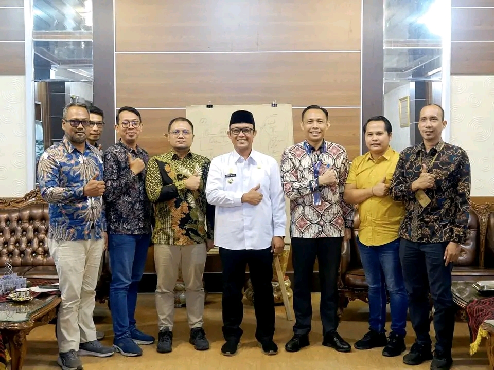 Bupati Ardito Wijaya: Menerima Audiensi  menejer unit pelaksana proyek UP2K PLN UID Provinsi Lampung