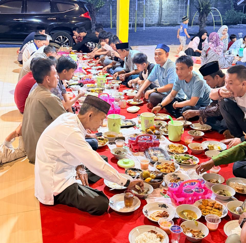 Ketua DPRD Lampung Tengah, Pebriyantoni,.SE,.MM, bersama Ketua Laskar, Yunisa Putra menggelar buka puasa bersama,